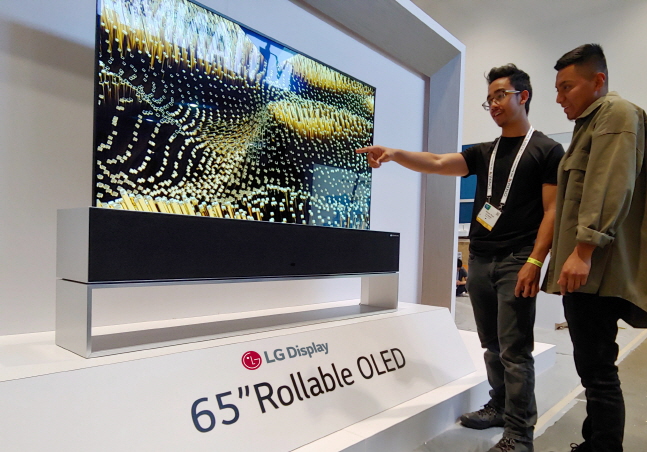 13일(현지시간) 미국 새너제이 컨벤션센터에서 ‘국제정보디스플레이학회(SID) 2019' 개막을 앞두고 관계자들이 LG디스플레이 부스에 설치된 65인치 롤러블 TV를 감상하고 있다.ⓒLG디스플레이