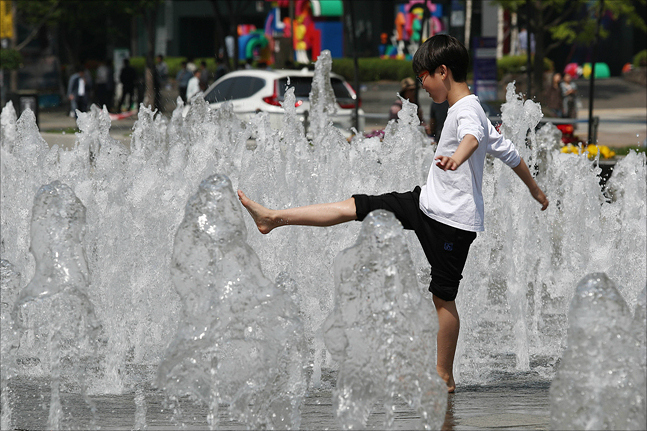 초여름 날씨가 며칠째 지속되던 지난 3일 오후 서울 광화문광장에서 한 어린이가 분수대에서 물놀이를 하며 더위를 식히고 있다. ⓒ데일리안 홍금표 기자