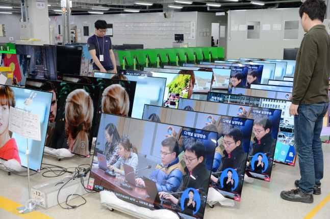 LG전자 직원이 14일 경북 구미사업장 내 신뢰성시험실에서 포장된 상태의 올레드 TV 제품을 다시 뜯어 품질 테스트를 진행하고 있다.ⓒLG전자