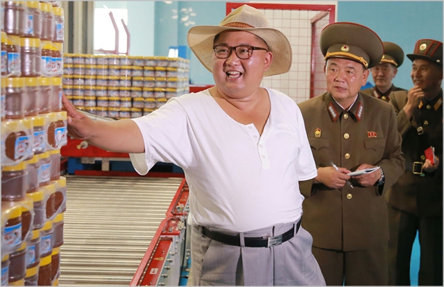 김정은 북한 국무위원장이 지난해 8월 경제현장을 시찰하고 있다. ⓒ조선중앙통신