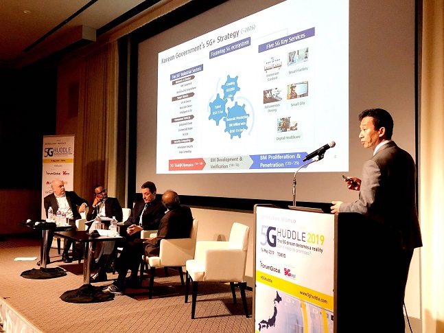 김병석 KT 네트워크전략본부 상무가 지난 14일 일본 도쿄에서 열린 WWRF 주관 ‘5G Huddle 2019 컨퍼런스’에서 5G 상용화 성과를 발표하고 있다.  ⓒ KT