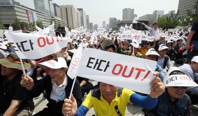 서울개인택시운송사업조합원들이 15일 서울 종로구 광화문 광장에서 열린 '타다 퇴출' 집회에서 구호를 외치고 있다. ⓒ 연합뉴스 