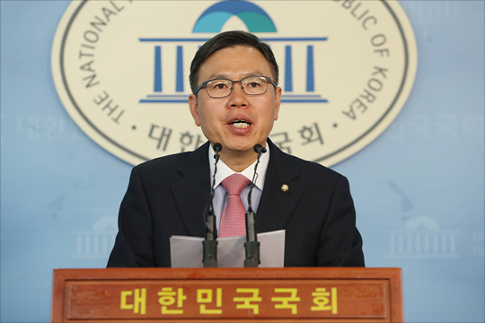 한국당 정책위의장단 간사를 맡고 있는 정태옥 의원(사진)은 16일, 더불어민주당이 '드라이브'를 걸고 있는 소방직 공무원의 국가직 전환에 신중해야 한다는 입장을 밝혔다. ⓒ데일리안 홍금표 기자