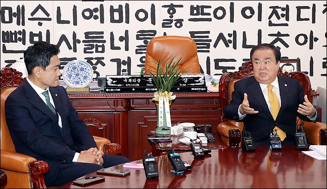 문희상 국회의장이 16일 국회의장실을 방문한 오신환 바른미래당 신임 원내대표와 대화를 하고 있다. ⓒ데일리안 박항구 기자
