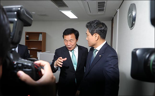 손학규 바른미래당 대표와 오신환 원내대표가 16일 국회에서 만나고 있다. ⓒ데일리안 박항구 기자