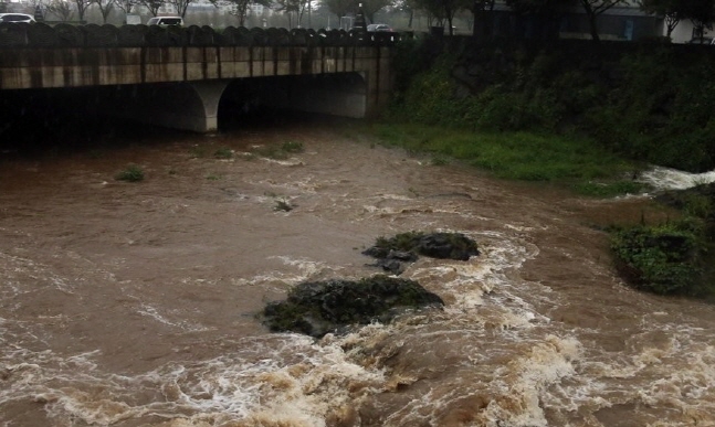제25호 태풍 콩레이 여파로 지난해 10월 정부제주지방합동천사 인근 하천의 물이 불어나있다.(자료사진)ⓒ연합뉴스 