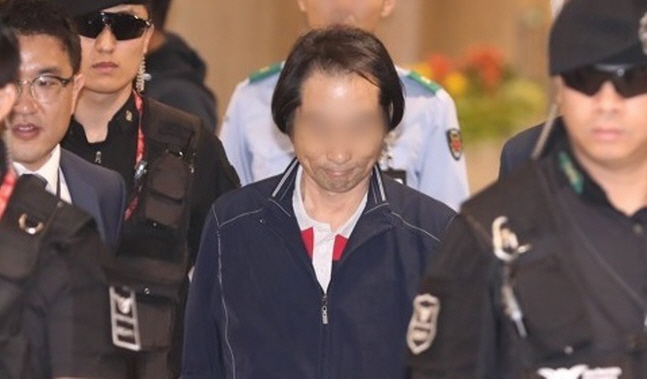 리비아에서 무장세력에 납치됐던 한국인 주 모씨(가운데)가 피랍 315일 만에 석방돼 18일 오전 인천공항을 통해 귀국하고 있다.ⓒ연합뉴스 