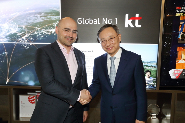 황창규 KT CEO(오른쪽)와 알렉세이 코르냐 러시아 모바일텔레시스템즈(MTS)그룹 CEO가 17일 광화문 사옥에서 기념 촬영을 하고 있다. ⓒ KT