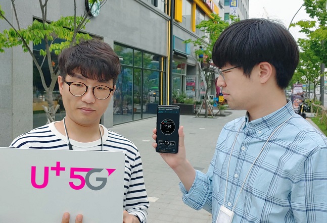 LG유플러스는 ‘LG V50 씽큐’로 서울 종로, 마곡 등에서 5G 다운링크 속도를 측정한 결과, 1.1Gbps 이상의 속도 구현에 성공했다고 20일 밝혔다.  ⓒ LG유플러스