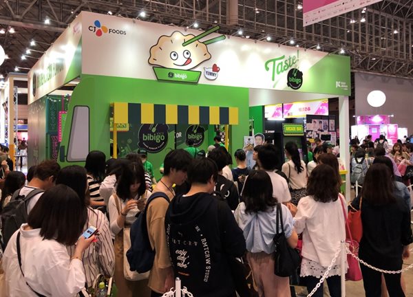 CJ제일제당은 지난 17일부터 19일까지 사흘간 일본 혼슈 치바현 마쿠하리 메세에서 진행된 ‘KCON 2019 JAPAN’에 참가해 ‘테이스트 비비고’ 부스를 운영했다.ⓒCJ제일제당