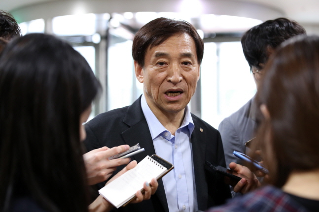 이주열 한국은행 총재가 20일 서울 중구 한은 본관에서 기자들과 만나 질문에 답하고 있다.ⓒ한국은행
