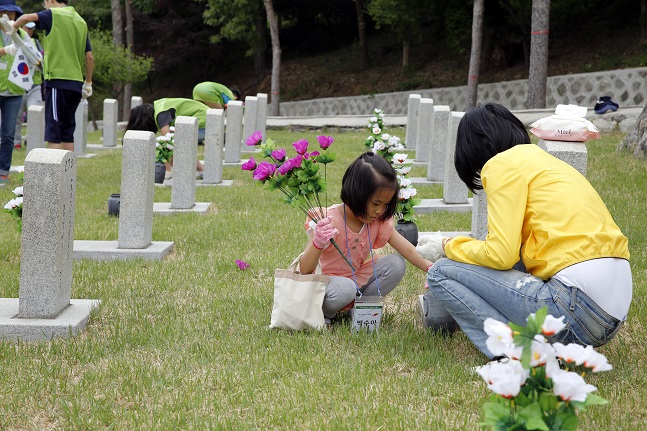 현대엔지니어링 임직원과 가족들이 6월 호국보훈의 달을 앞두고 서울 동작구 국립서울현충원을 찾아 묘역순례와 정화활동을 실시했다.ⓒ현대엔지니어링