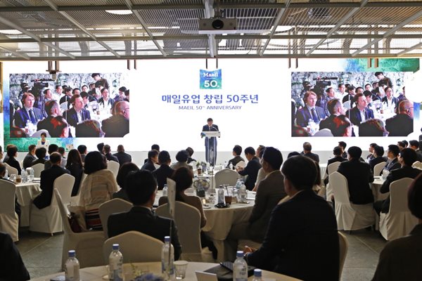 김정완 매일홀딩스 회장이 지난 17일 전북 고창에 있는 상하농원 파머스빌리지에서 열린 ‘매일유업 창립 50주년 기념식’에서 기념사를 하고 있다.ⓒ매일유업
