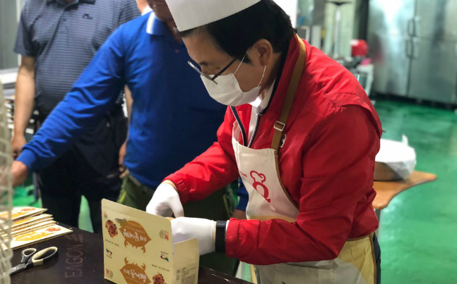 황교안 자유한국당 대표가 20일 오후 전북 부안군 변산면에서 주민소득 증대사업의 일환인 수제 꽃게빵 만들기에 지역주민들과 함께 동참하고 있다. ⓒ자유한국당 제공