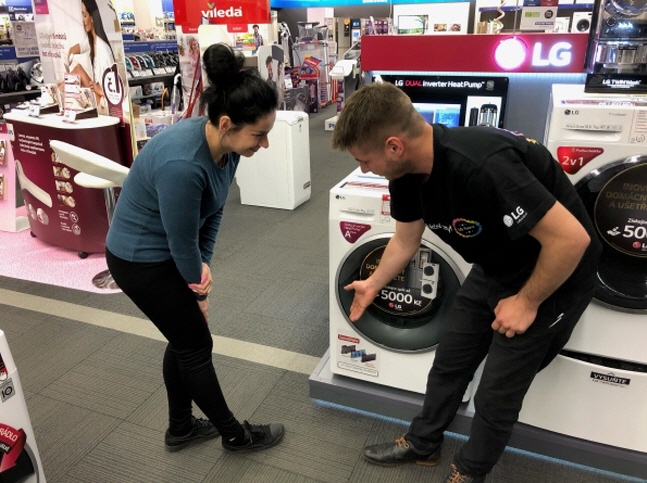 체코의 한 가전매장에서 LG전자 직원이 고객에게 LG 건조기의 차별화된 콘덴서 자동세척시스템을 소개하고 있다.ⓒLG전자