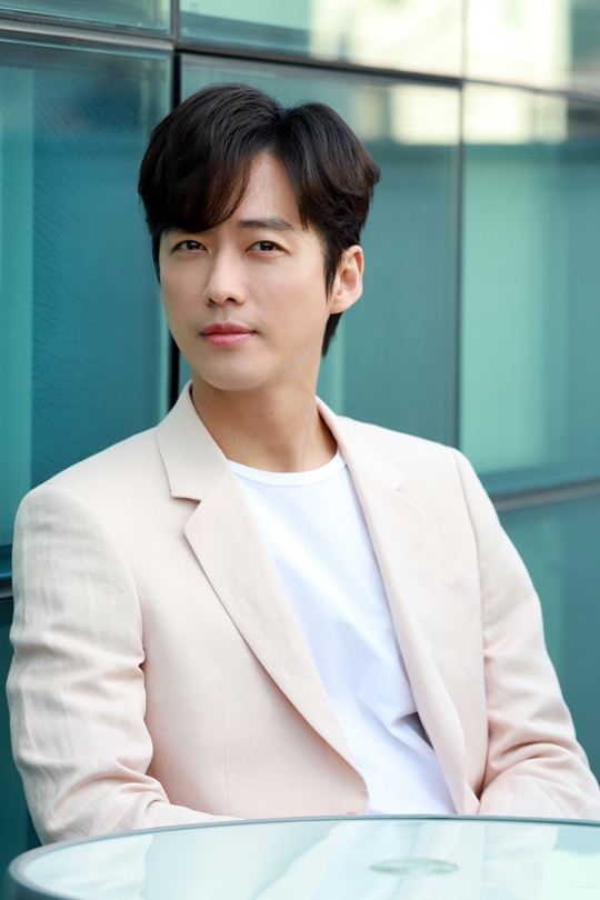 배우 남궁민이 최근 종영한 KBS2 '닥터 프리즈너' 전 스태프를 데리고 휴가를 간다는 보도가 사실이 아니라고 밝혔다.ⓒ935엔터테인먼트