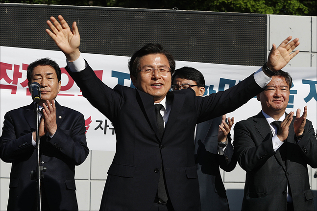 황교안 자유한국당 대표가 21일 인천 자유공원에서 더글러스 맥아더 유엔군사령관의 동상에 참배한 뒤, 지지자들을 향해 손을 들어 인사를 하고 있다. ⓒ데일리안 홍금표 기자