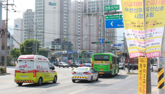 서울 강북구 번동 사거리에 강북소방서 구급차가 접근하자 교차로 신호등에 파란불이 들어오고 있다. ⓒ LG유플러스 
