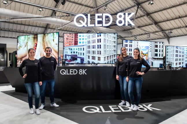 삼성전자 모델들이 지난 2월 유럽 포르투갈에서 진행된 '삼성포럼 유럽 2019' 행사에서 2019년형 QLED 8K TV 라인업을 소개하고 있다.(자료사진)ⓒ삼성전자