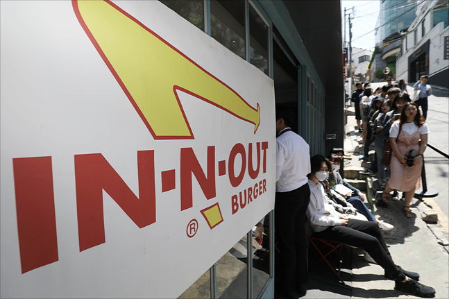 미국 3대 버거로 꼽히는 '인앤아웃 버거(In-N-Out Burger)'의 팝업스토어가 열리는 22일 서울 강남구 봉은사로에 위치한 바비레드 앞에서 시민들이 줄을 서서 차례를 기다리고 있다. ⓒ데일리안 홍금표 기자