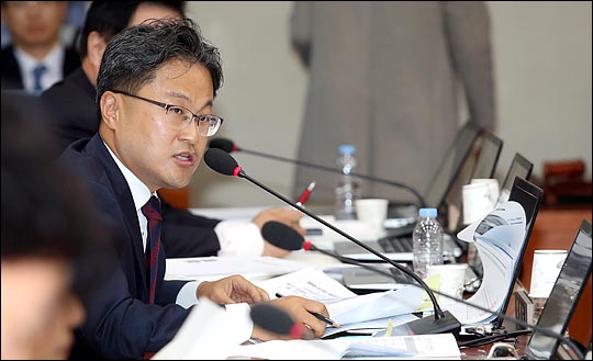 경찰이 김정우(사진) 더불어민주당 의원의 전직 동료 성추행 혐의를 인정, 기소 의견으로 검찰에 송치하기로 22일 결정했다. ⓒ데일리안 박항구 기자