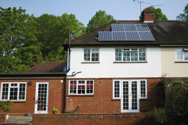 영국의 한 도심 주택에 설치된 한화큐셀의 주택용 태양광 모듈.ⓒ한화큐셀