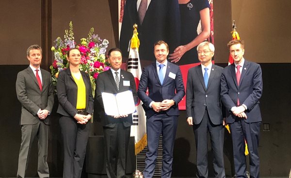 칼스버그 그룹 아나스 루드 욘슨 부사장(왼쪽에서 네번째)과 골든블루 김동욱 대표(왼쪽에서 세번째)가 MOU 협약서를 들고 기념 사진을 촬영하고 있다.ⓒ골든블루