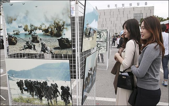 지난 2018년 10월 1일 오후 서울 용산구 전쟁기념관에서 예정된 제70주년 국군의 날 기념식을 앞두고 시민들이 사진전을 관람하고 있다.  ⓒ사진공동취재단