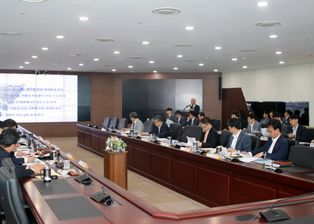 한국동서발전은 24일 오전 울산 중구 본사에서 비상임이사를 포함한 이사진이 참석한 가운데 이사회를 개최해 친환경 연료 구매 계획과 환경경영 종합계획을 논의했다.ⓒ한국동서발전