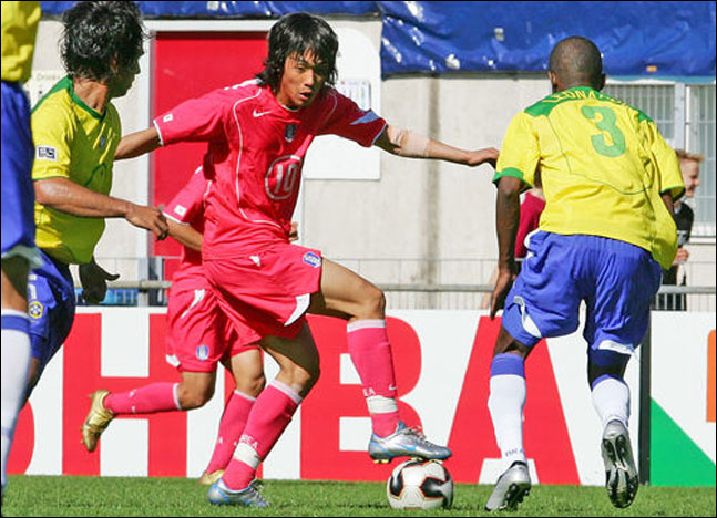 2005년 U-20 월드컵 당시 브라질을 상대하는 박주영. ⓒ 연합뉴스