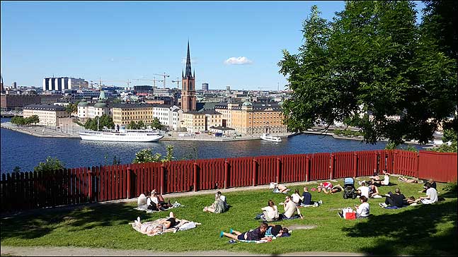 스톡홀름 시청사가 건너다보이는 이바르 로스 공원(Ivar Los Park). 여름이 시작되면 많은 사람들이 태양을 맞기 위해 모이는 대표적인 곳이다.ⓒ