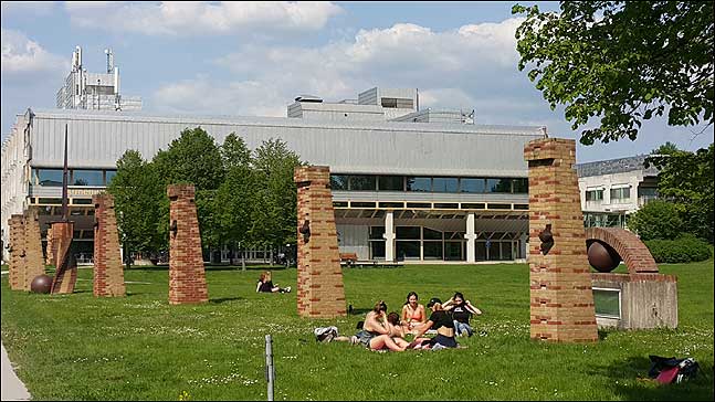 스톡홀름 대학교 캠퍼스. 수업을 마친 학생들은 실내 도서관이나 카페보다도 푸른 풀밭에서 독서하고, 토론하고, 과제를 한다. 그들의 의상을 보면 학교가 아니라 해변인 듯한 착각이 들 정도다.ⓒ