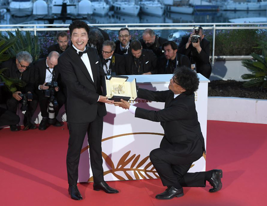 봉준호 감독의 '기생충'이 25일(현지시간) 프랑스 칸에서 열린 제72회 칸 국제영화제에서 대한민국 영화 역사 최초로 황금종려상을 수상, 대한민국 영화 역사를 새로 썼다.ⓒCJ엔터테인먼트