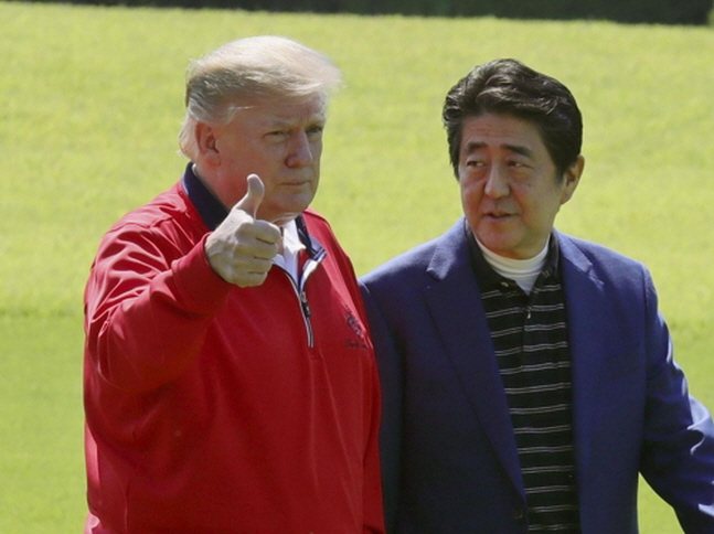 일본을 방문 중인 도널드 트럼프 미국 대통령이 26일 일본 수도권 지바현 모바라시의 골프장에 도착한 뒤 아베 신조 일본 총리와 만나 엄지손가락을 치켜들고 있다.ⓒ연합뉴스