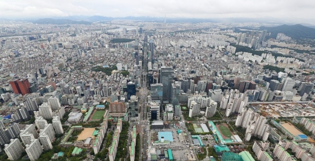 서울시가 오는 2029년까지 전선 329㎞ 구간을 땅에 묻어 현재 59.16%인 지중화율을 67.2%로 높이기로했다.ⓒ연합뉴스 