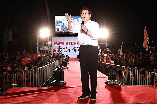 황교안 자유한국당 대표가 지난 25일 오후 서울 종로구 세종문화회관 앞에서 열린 '문재인 STOP, 국민이 심판합니다!' 규탄대회에 참석해 연설을 하고 있다. ⓒ데일리안 류영주 기자