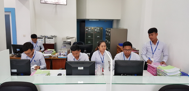 캄보디아 프놈펜에 위치한 DGB특수은행 본점에서 직원들이 업무를 보고 있다.ⓒDGB특수은행