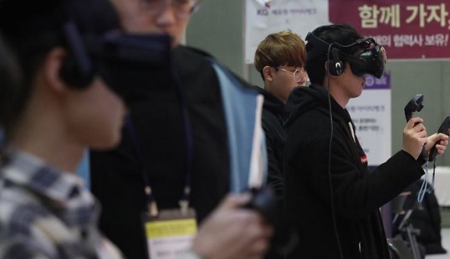 지난해 12월 20일 서울 강남구 코엑스에서 열린 ‘글로벌 게임 챌린지 2018’에서 참관객들이 VR 체험을 하고 있다.  ⓒ 연합뉴스