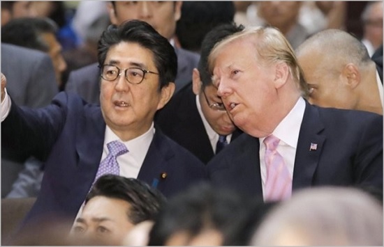 도널드 트럼프 미국 대통령과 아베 신조 일본 총리가 지난 26일 일본 도쿄 료고쿠 국기관에서 스모 경기를 관람하고 있다. ⓒ연합뉴스 