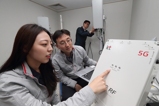 KT 연구원들이 29일 서울 서초구 우면동에 위치한 융합기술원에서 3.5GHz 주파수대역 5G RF 중계기 테스트를 진행하고 있다.ⓒKT