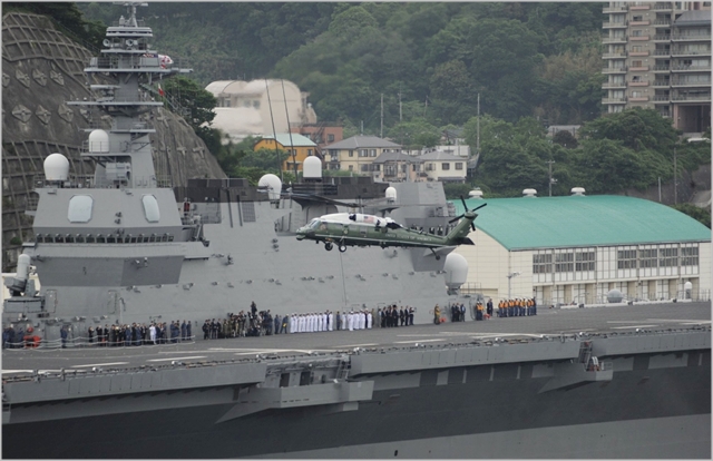 도널드 트럼프 미국 대통령이 지난 28일 일본 가나가와현 요코스카항에 정박 중인 해상자위대 호위함 가가함(艦)을 방문하고 있다. ⓒ주일미군 트위터