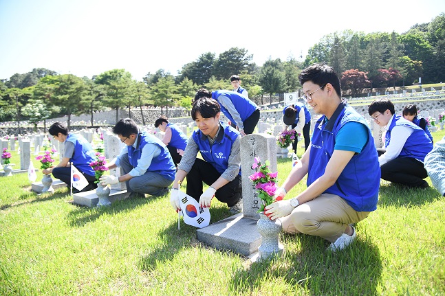 효성 임직원들이 29일 오후 서울 동작구에 위치한 국립서울현충원을 찾아 묘역 정화 활동을 실시하고 있다. ⓒ효성