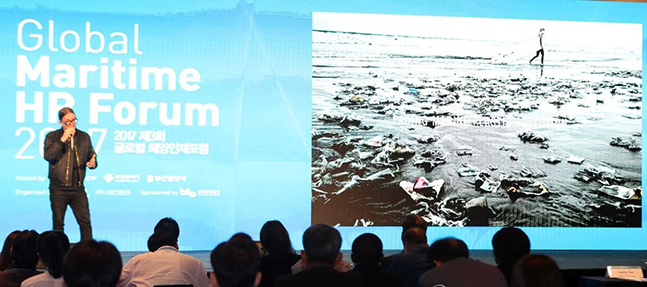 2017 세계해양포럼에서 '팔리 포 더 오션스' 창립자 사이릴 거쉬가 플라스틱이 바다를 죽이고 있다며 해양환경 오염 문제를 지적하고 있다. ⓒ연합뉴스 자료
