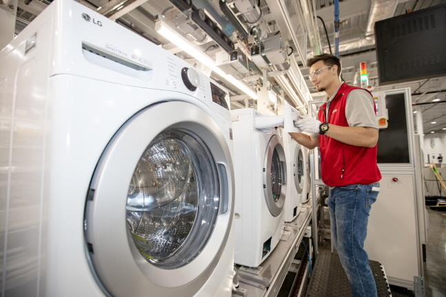 LG전자 한 직원이 미국 테네시주 클락스빌에 있는 세탁기공장에서 한 직원이 세탁기를 생산하고 있다.ⓒLG전자