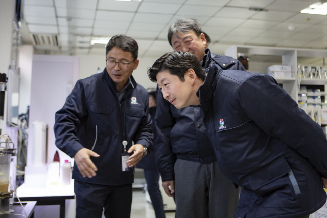허세홍 GS칼텍스 사장(오른쪽)이 지난 1월 10일 대전 기술연구소를 방문, 연구설비를 둘러보며 임직원들과 대화를 나누고 있다.ⓒGS칼텍스