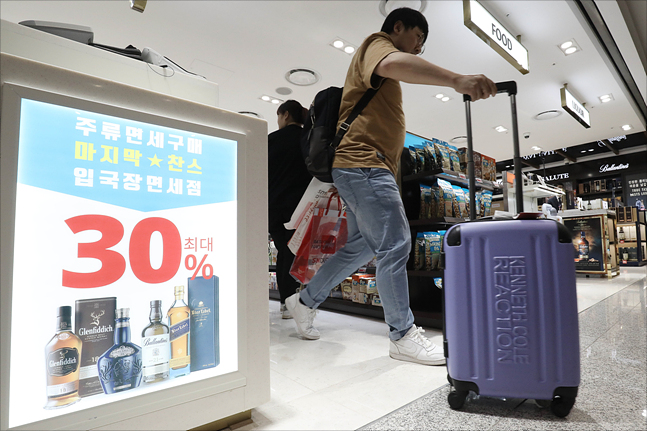 31일 인천국제공항 제1여객터미널에서 개장한 입국장 면세점에 많은 여행객들이 몰리고 있다. ⓒ데일리안 홍금표 기자