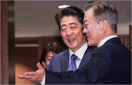 문재인 대통령과 아베 신조 일본 총리가 지난해 9월 미국 뉴욕에서 유엔 총회 참석 계기 한일 정상회담을 진행하고 있다. ⓒ연합뉴스