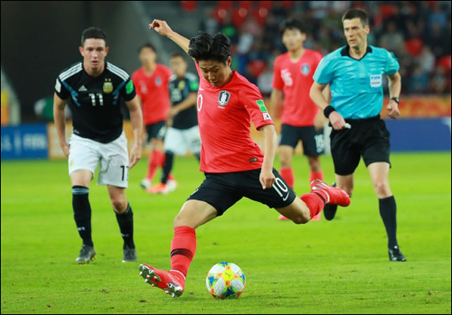 이강인이 31일 오후(현지시각) 폴란드 티히 스타디움에서 열린 2019 국제축구연맹(FIFA) 20세 이하(U-20) 월드컵 F조 조별리그 3차전 한국과 아르헨티나의 경기서 슈팅을 시도하고 있다. ⓒ 연합뉴스
