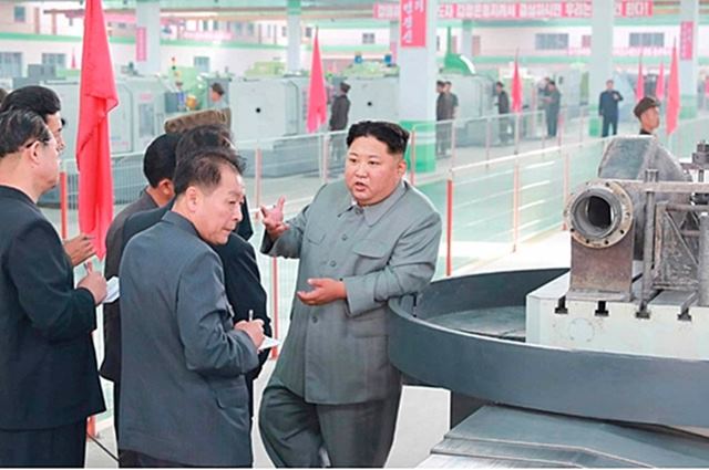 김정은 북한 국무위원장이 평남기계종합공장을 현지 지도했다고 조선중앙통신이 2일 보도했다. ⓒ조선중앙통신·연합뉴스