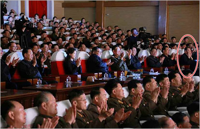 지난 2일 김정은 북한 국무위원장 내외가 군인가족예술소조경연을 관람하고 있는 가운데,   그로부터 왼편 다섯 번째 자리(사진 붉은색 원)에서 김영철 노동당 부위원장으로 추정되는 인물이 두 손으로 얼굴을 감싸고 있다 ⓒ노동신문 